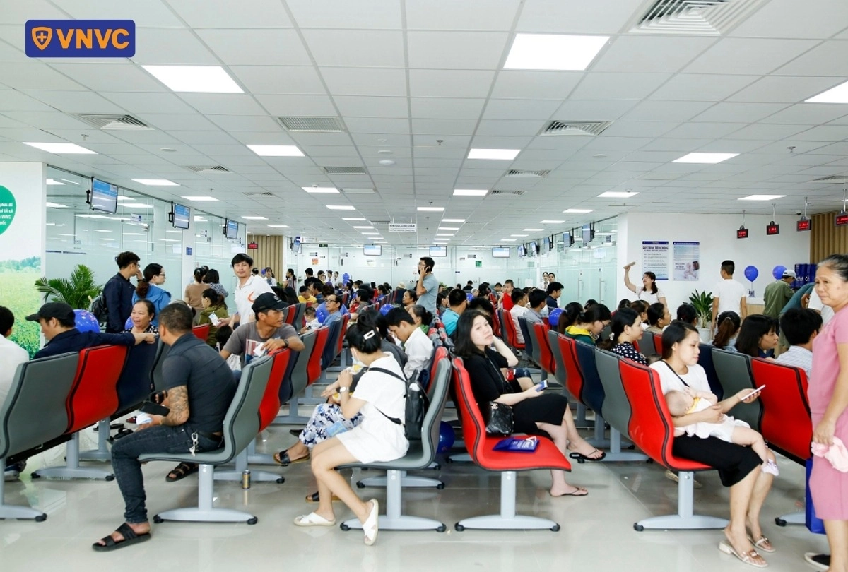 khách hàng đến tiêm ngừa