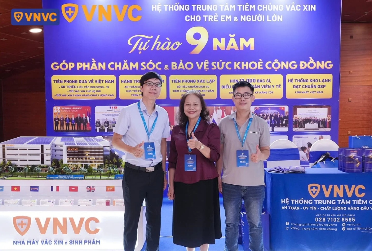 khách mời chụp hình tại hội nghị