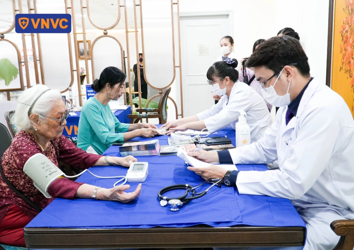 khám sàng lọc trước tiêm cho người cao tuổi