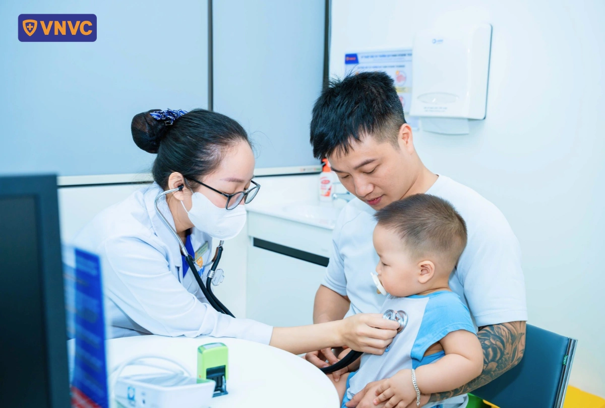 khám trước tiêm cho em bé trai