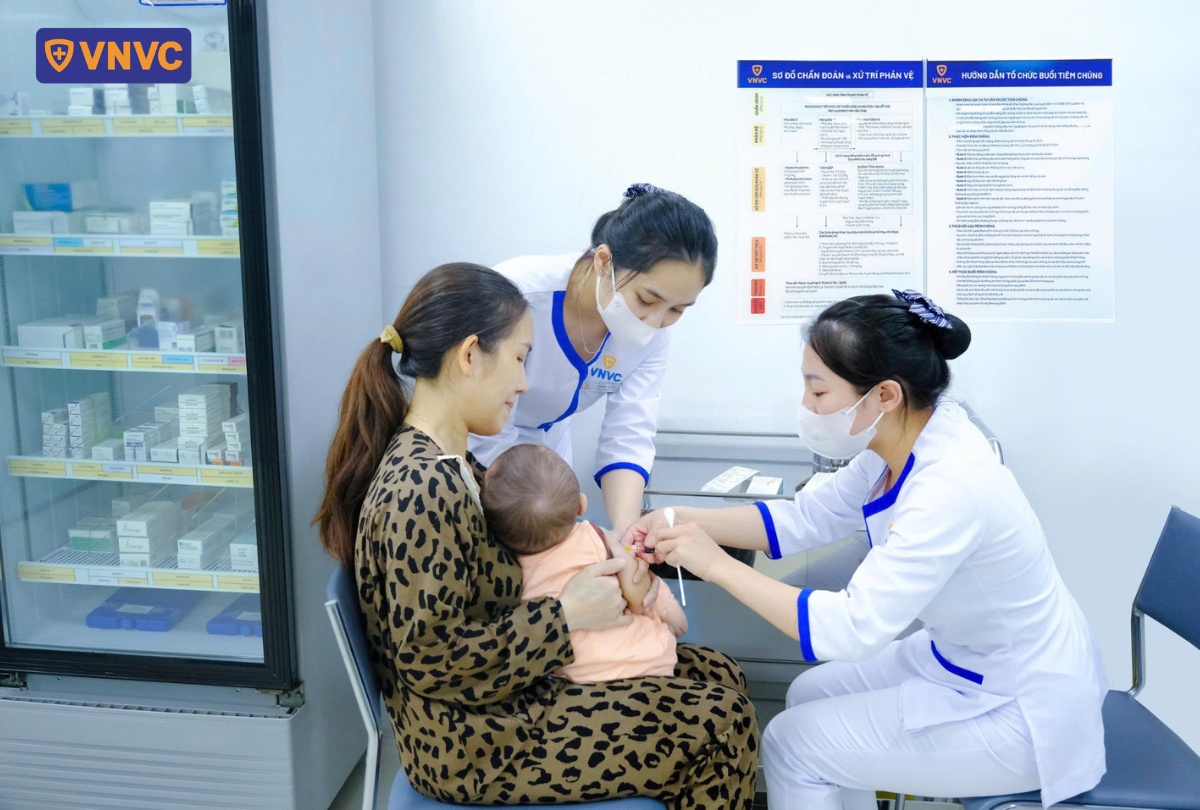 mẹ đưa bé đến vnvc tiêm sởi