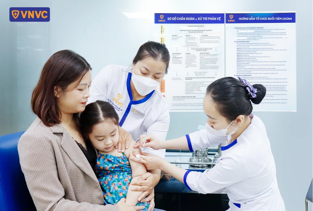 mẹ đưa con gái đi tiêm phòng