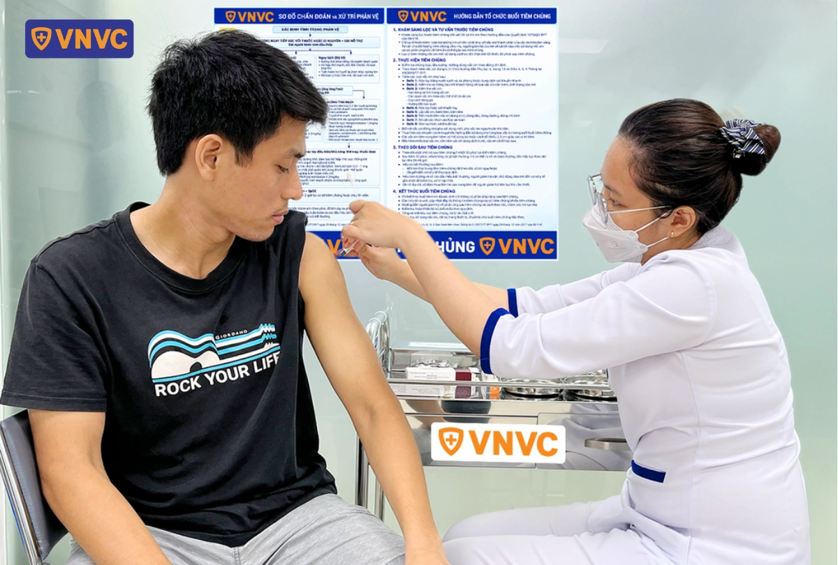 nam thanh niên được y tá tiêm ngừa