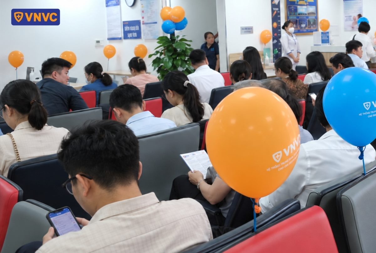 người dân chờ tiêm ở vnvc đảo kim cương