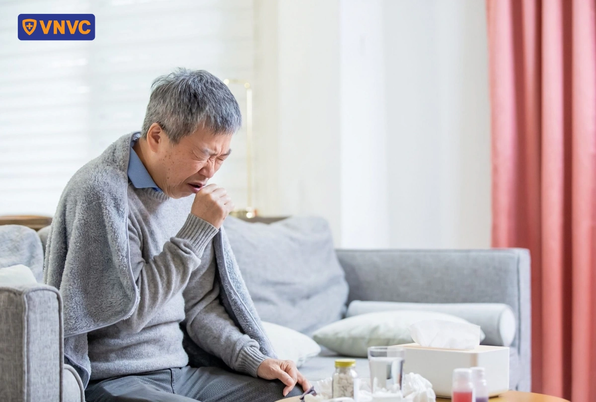 người già ngồi ho