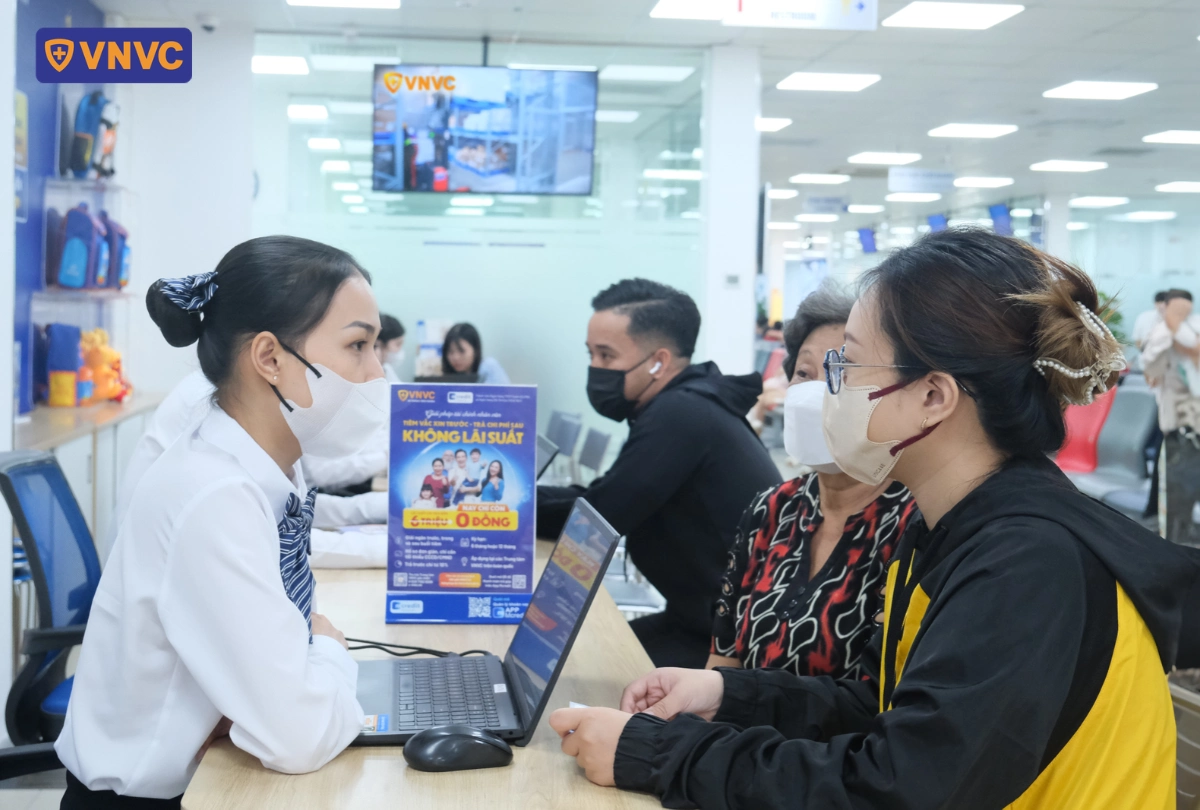 nhân viên tư vấn cho khách hàng