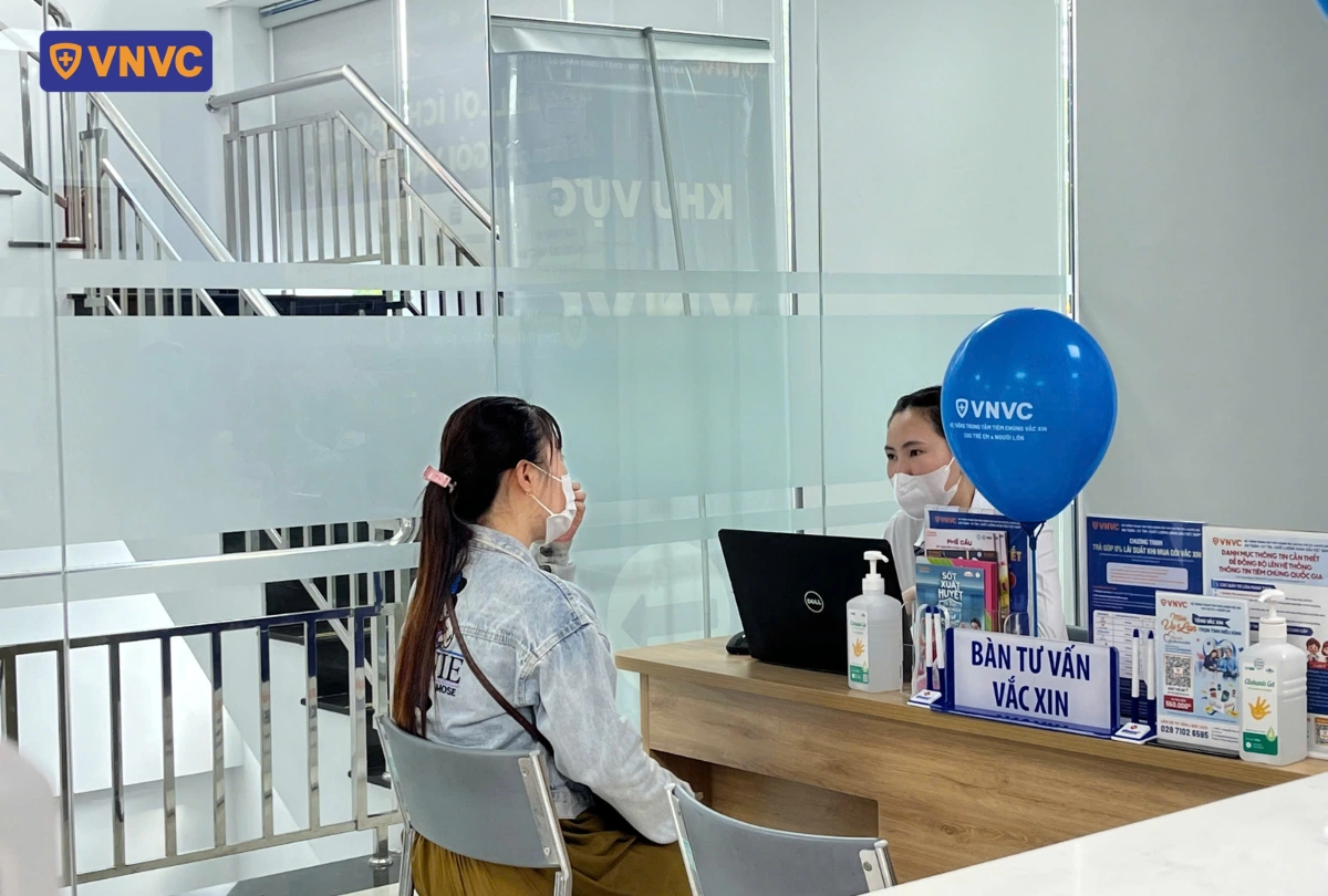 nhân viên tư vấn vắc xin cho phụ nữ