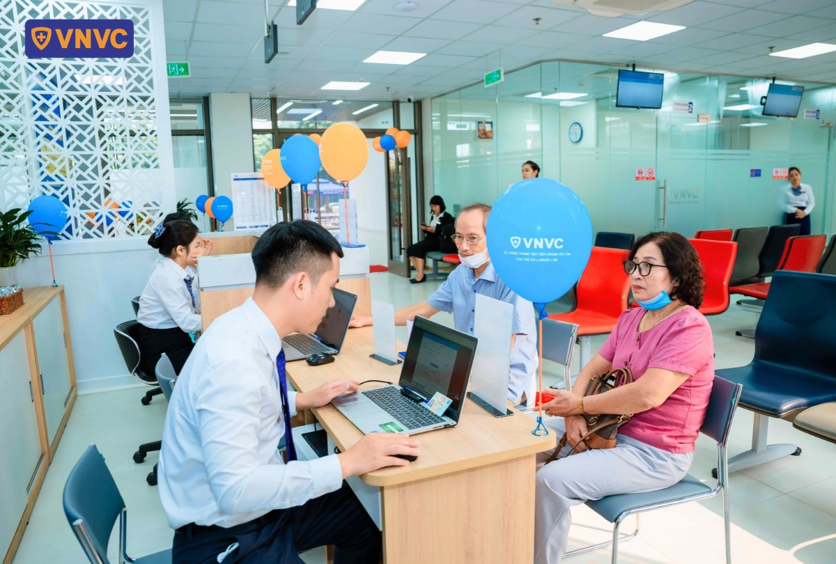 nhân viên tư vấn vắc xin