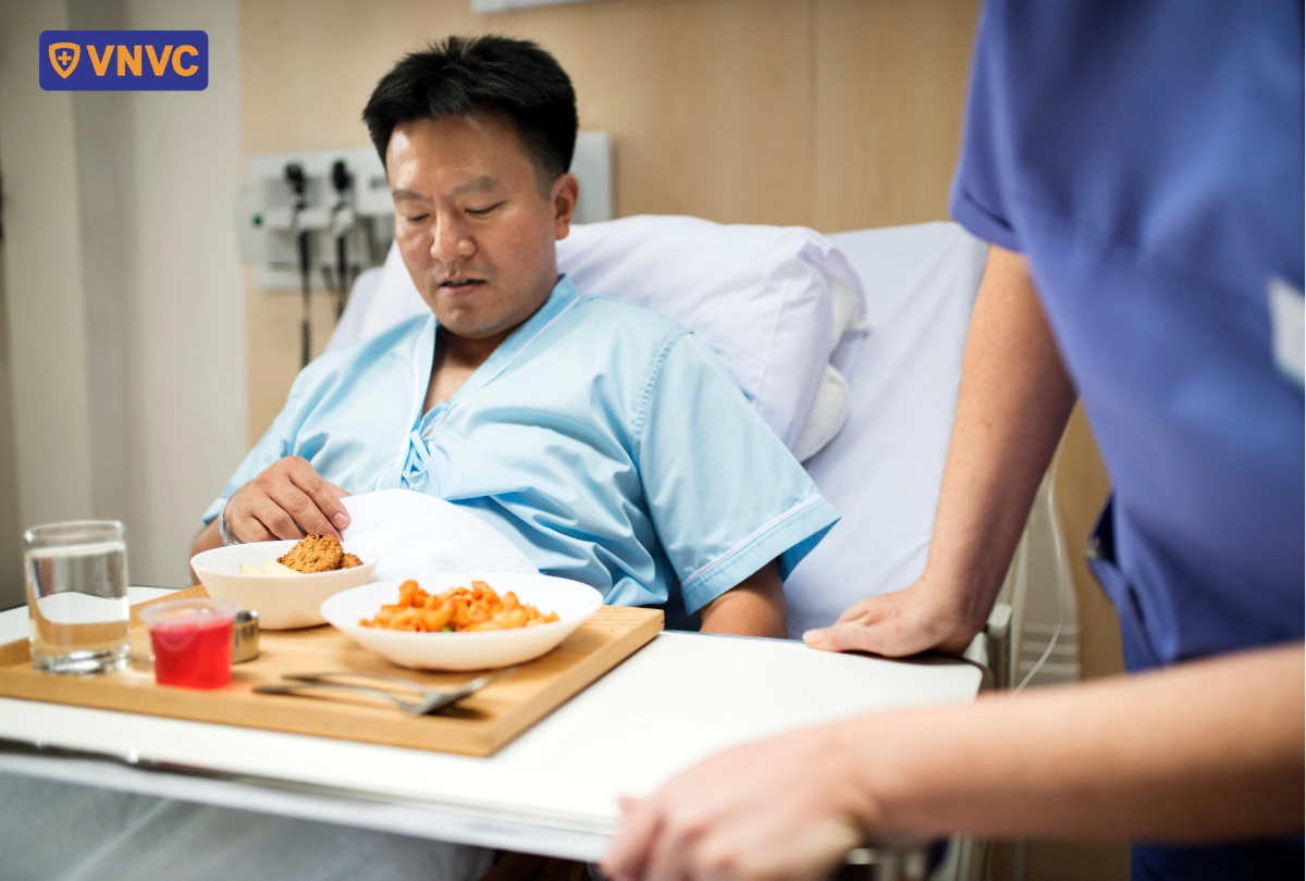 nhân viên y tế cho người bệnh ăn
