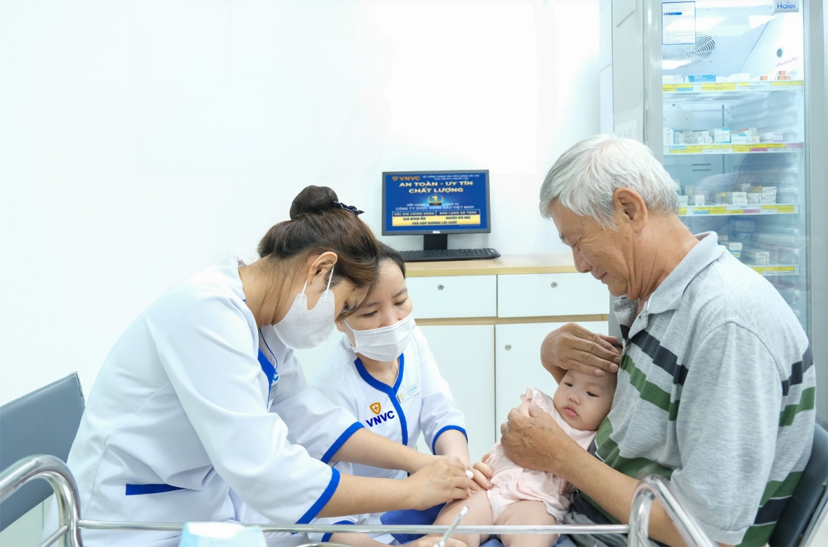 ông đưa cháu đi tiêm chủng