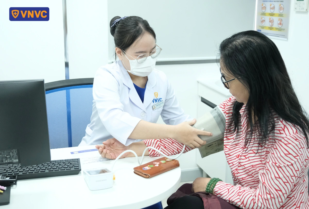 phụ nữ đi tiêm vắc xin