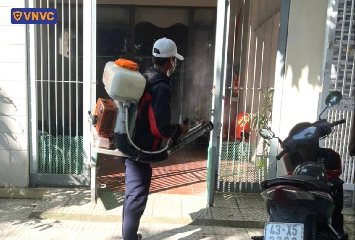 phun thuốc diệt muỗi