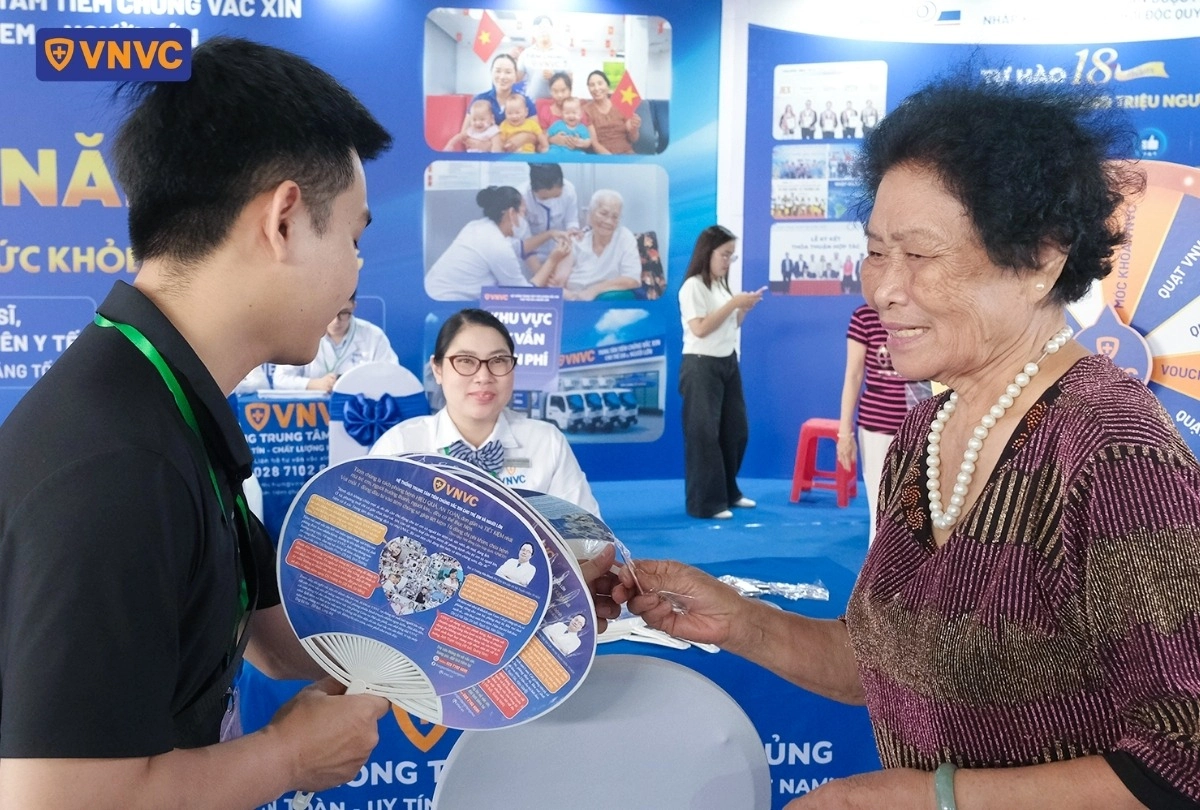 tặng quạt cho người lớn