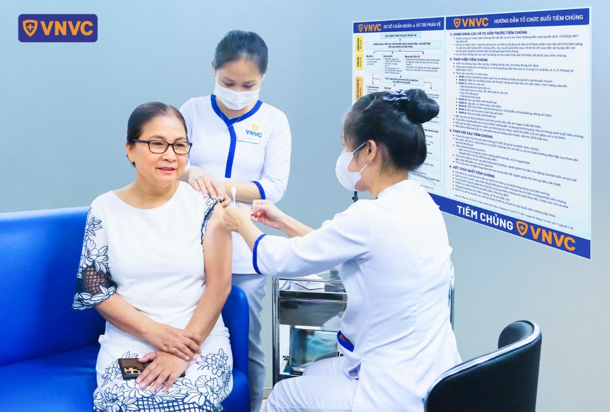 tiêm vắc xin cúm chuyên biệt cho bà cụ