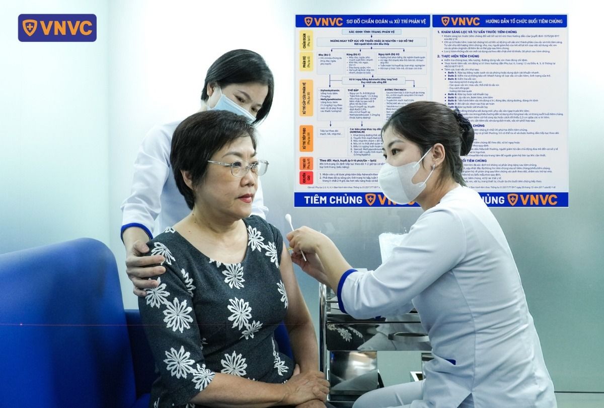 tiêm vắc xin cúm chuyên biệt cho bà lão