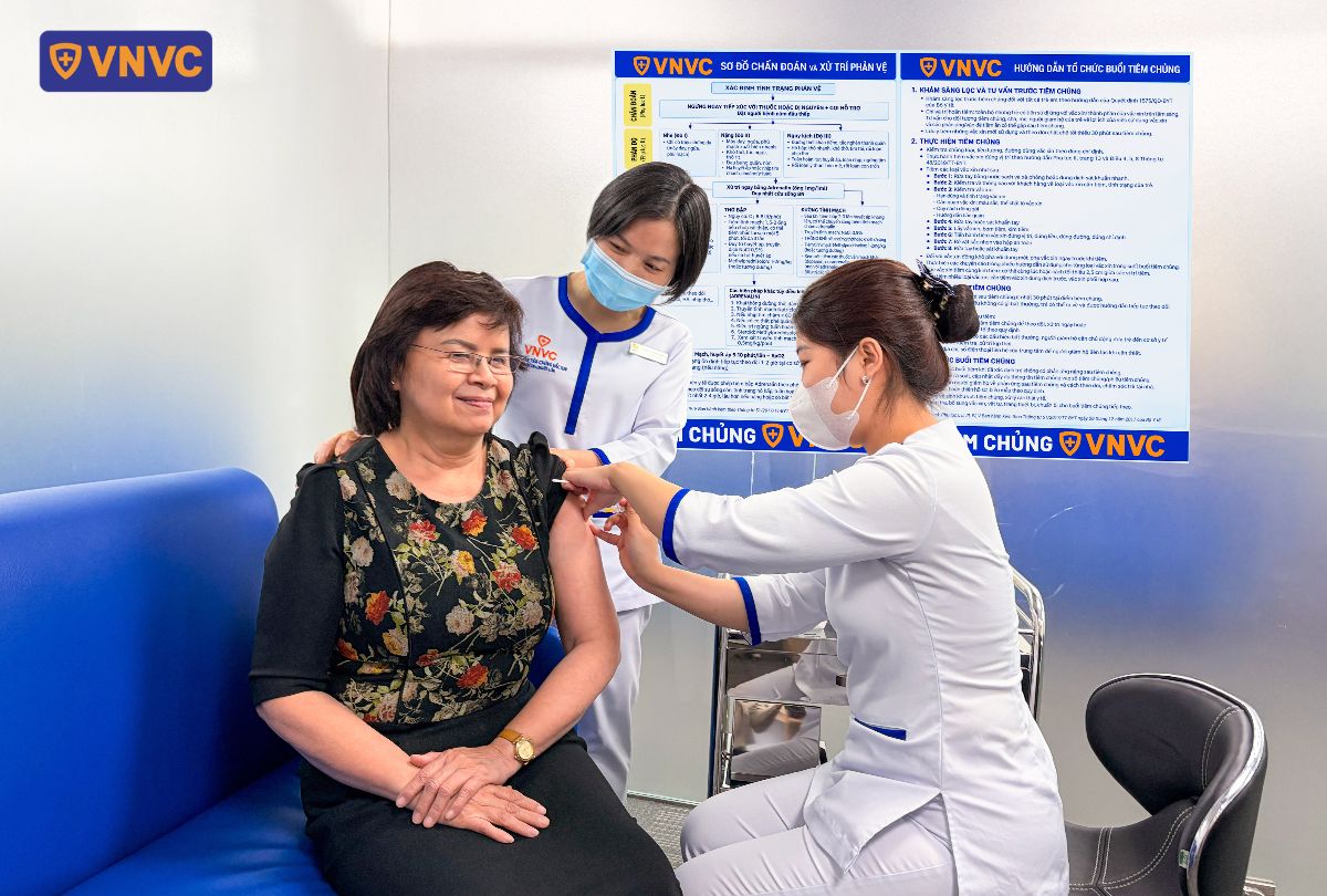 tiêm vắc xin cúm chuyên biệt cho người già