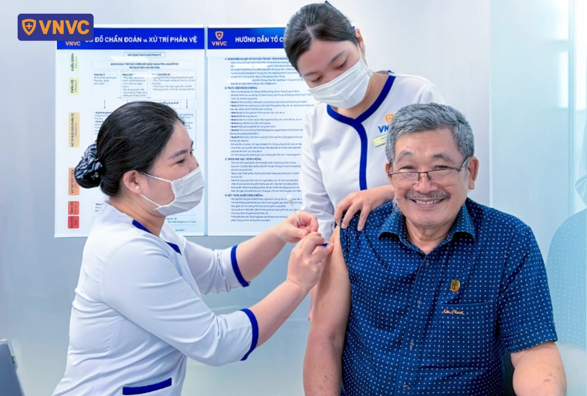 tiêm vắc xin ở người cao tuổi