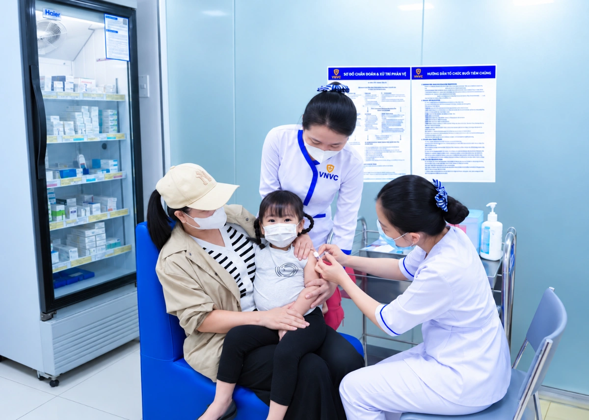 tiêm vắc xin tay chân miệng cho bé gái