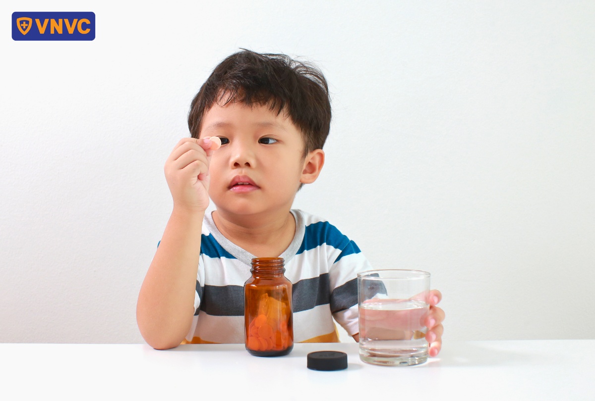 trẻ uống thuốc điều trị bệnh do adenovirus