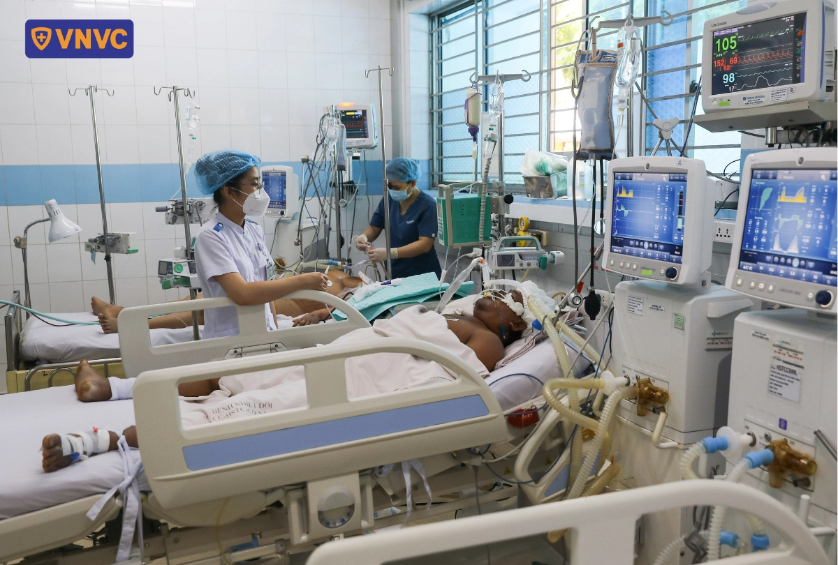 y tá kiểm tra bệnh nhân