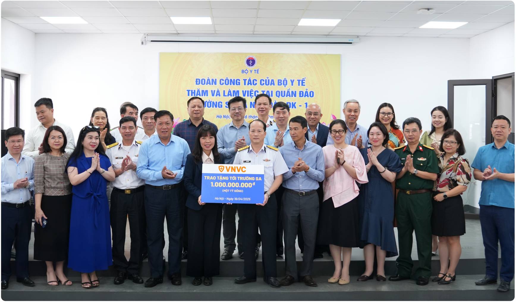 vnvc trao tặng trang thiết bị y tế cho chiến sĩ đang làm nhiệm vụ