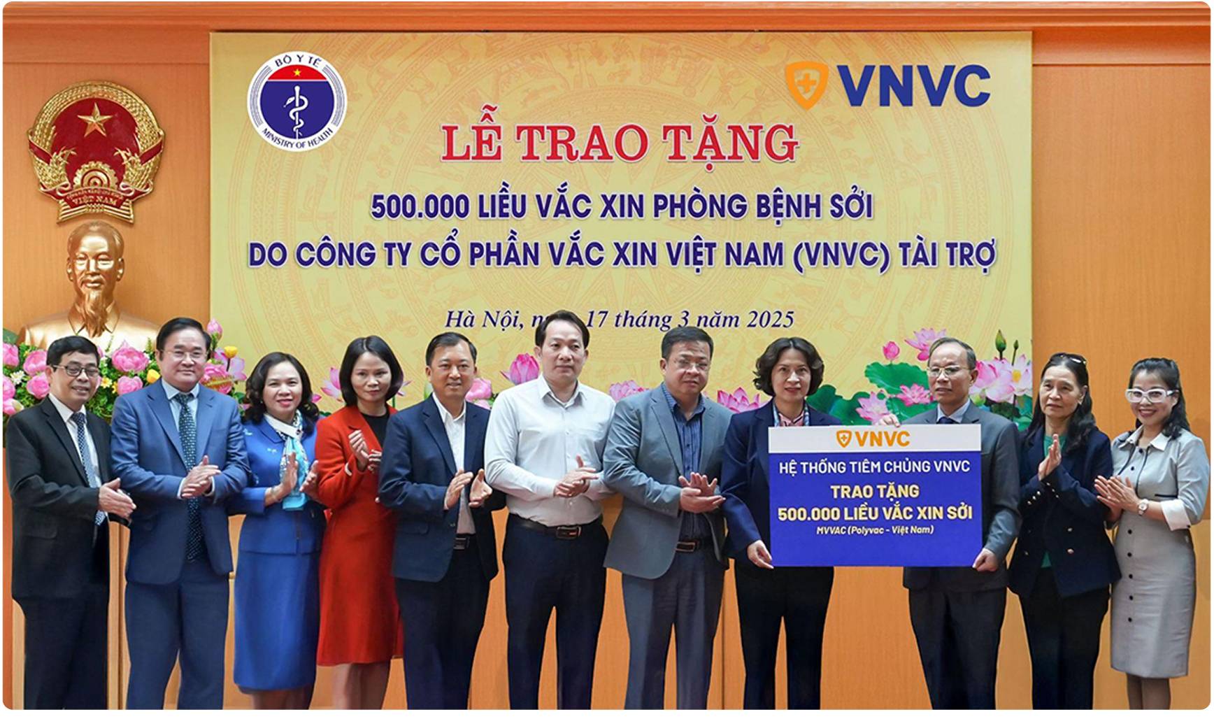 vnvc trao tặng vắc xin sởi cho bộ y tế